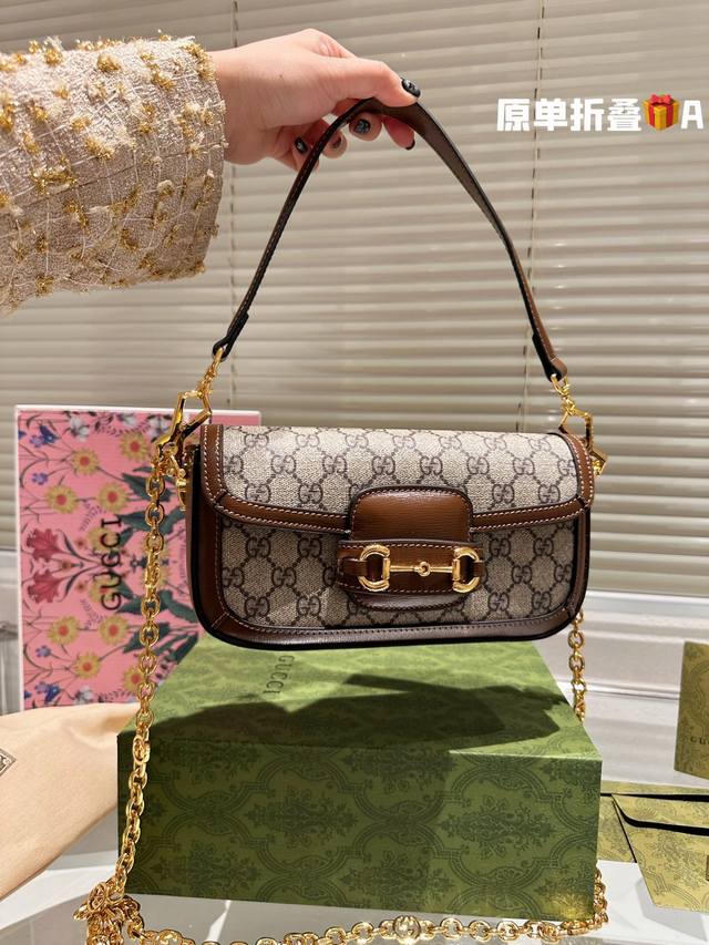 原单品质 Gucci 1955复古法棍包。 Gucci 1955家族又新填一位新成员在原有的经典马鞍包设计上等比例缩小定型包工艺显得更加小巧精致