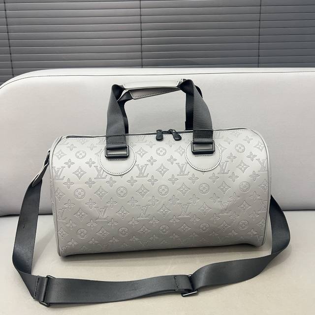 Louisvuitton 路易威登 Keepall旅行袋 手提包袋 机场包 采用精湛镶嵌细工，实物拍摄 原厂原版面料 配送 防尘袋 43 X 23 Cm