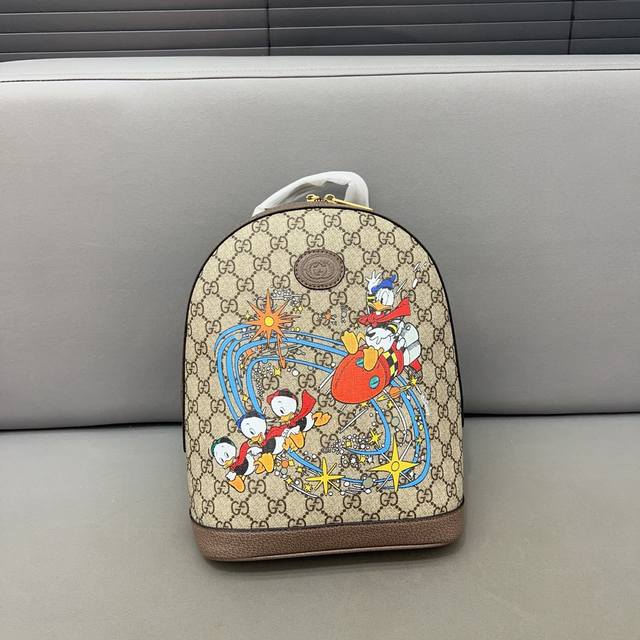 Gucci 古奇 联名disney 迪士尼 Gg唐老鸭 印花背包 中性款双肩包 采用原厂材质 高端货 专柜货号 配送防尘袋 30 X 22 Cm。 Dd