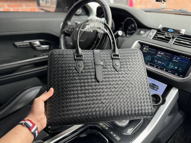 高端货 新款 “Bottega Veneta”Bv公文包进口原厂手工编织面料高清五金logo标志、专用里内里。顺滑拉链、边超平滑、做工精致每个细节到位！男人必备