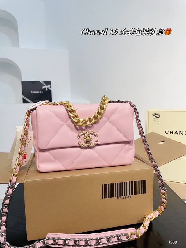 全套飞机折叠礼盒 Chanel 19Bag中号 专柜新款新色chanel香奈儿19Bag中号黑银 黑银款11月刚上市，之前一直是黑金，刚出黑银款，新款链