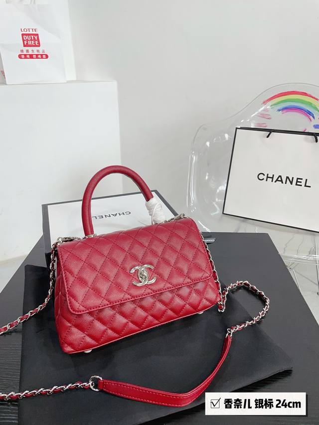 折叠礼盒 香奈儿 Chanel 23K 手柄大mini Handle 这季手柄跟以往不一样，金属装饰是加分项， 更加精致复古，容