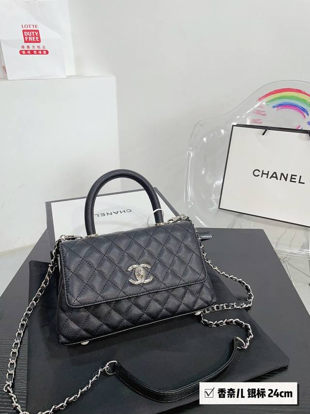 折叠礼盒 香奈儿 Chanel 23K 手柄大mini Handle 这季手柄跟以往不一样，金属装饰是加分项， 更加精致复古，容