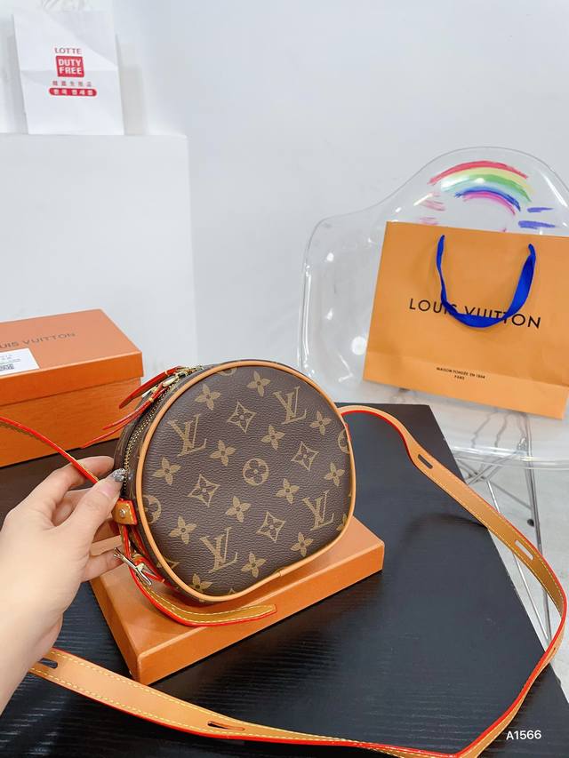 礼盒包装 Lv 最新 软圆饼包 Lv Boite Chapeau 系列 经典精巧 Lv 圆饼包经典的路易*威登帽盒摇身变为此款风格可爱的