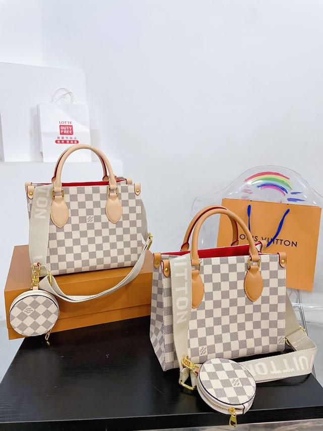 折叠礼盒 Lv Mini Onthego 新款 白格 妈咪袋 小tote 绝对是通勤工具包必备单品之一轻盈容量大百搭最最关键不娇气小号的尺寸刚刚好也不像