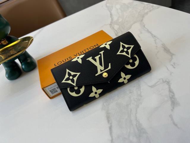 Lv M80496 用美丽的双色的monogram·An成套皮革优雅地完成了的“Portofoilysara”。用金色的按扣开闭的翻盖打开的话出现，容易整理的内