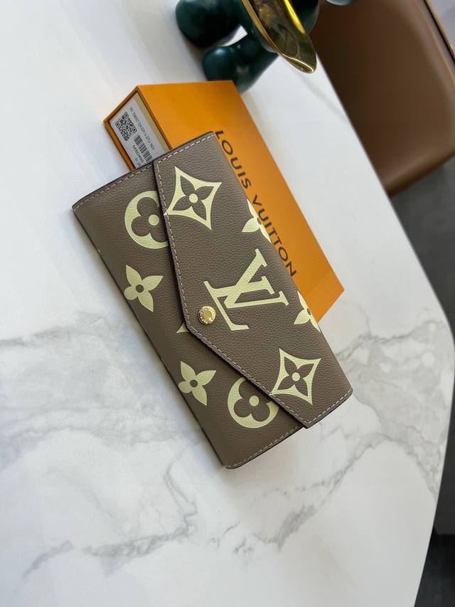 Lv M80496 用美丽的双色的monogram·An成套皮革优雅地完成了的“Portofoilysara”。用金色的按扣开闭的翻盖打开的话出现，容易整理的内