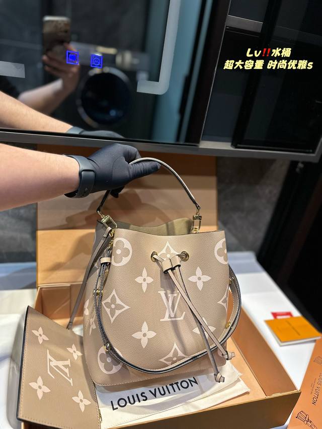 折叠礼盒 Lv 新款 满满的专柜味道 Lv水桶包néonoé选用柔软的monogram帆布面料 原版五金全部带logo 可调节肩带设计便于打造风格现代的