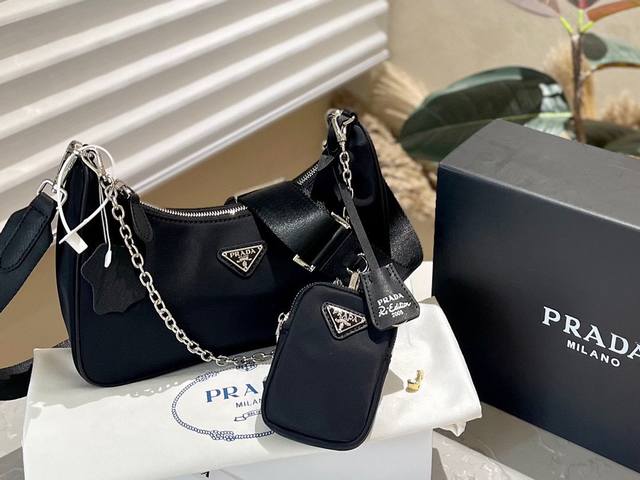 顶级原单 折叠礼盒包装 Prada Hobo Combo 三合一 今年的新款hobo Bag 原厂定制3Cm三角标牌 专注细节 认准品质 有可调节长度的