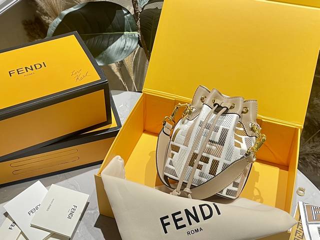 折叠礼盒 送小丝巾 Fendi 刺绣 Ceci Mini水桶包 米兰时装周街拍中，潮人们背的最多的包包大概就是fendi芬迪的这款小桶包了 经典