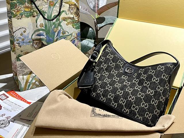 原厂皮 折叠礼盒 Gucci 烟熏牛仔 限定回归 Hobo腋下包 今天的气场是hobo给的！！！ 等这个包开发到改版到等五金差不多一个月