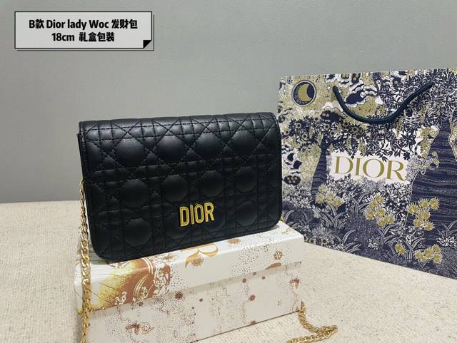 礼盒包装 Dior Woc 链条包 迪奥的复印古花图案早在上世纪六十年代在就巴黎时装周里掀热起潮 不同的如是今大家伙儿的时髦度态已经融入生活 身背老花单 - 点击图像关闭