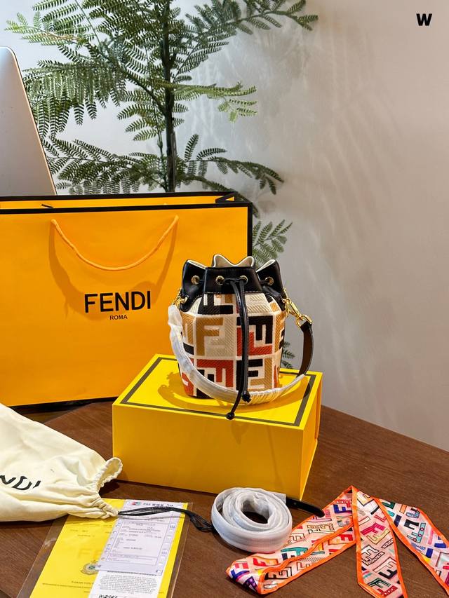 Fendi 水桶包mon Tresor小号水桶包，帆布材质，饰有拼色ff浮凸图案刺绣，点缀同色系皮革。复古金涂层金属配件。-长一短两条可拆卸肩带，可单肩背或斜挎