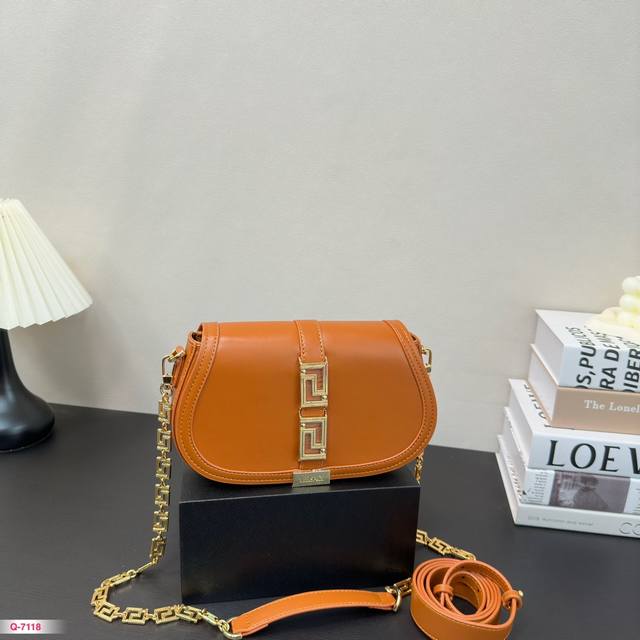 折叠盒 Fendi &Versace 联名女装系列 秀场配饰 新款 #芬迪范思哲女神包 和配饰延续了 Versace的神秘和奢华