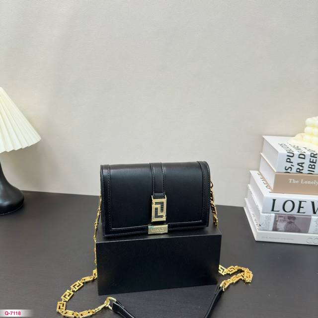 折叠盒 Fendi &Versace 联名女装系列 秀场配饰 新款 #芬迪范思哲女神包 和配饰延续了 Versace的神秘和奢华