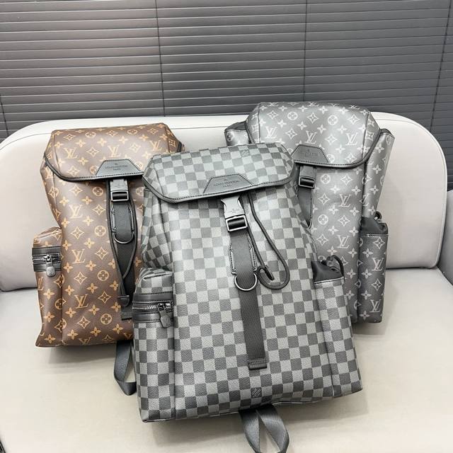 Louisvuitton 路易威登 双肩包 男士印花背包 电脑包经典logo搭配原厂工艺材质 休闲百搭采用精湛镶嵌细工，实物拍摄 原厂原版面料 防尘袋