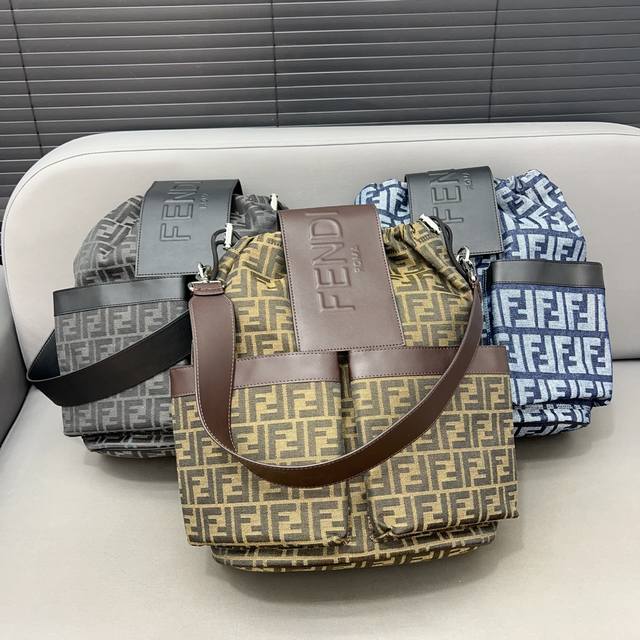 Fendi 芬迪 Ff帆布双肩包 男士背包书包 大容量 精致百搭 采用原厂面料 实物拍摄 配送防尘袋 40 X 32 Cm。