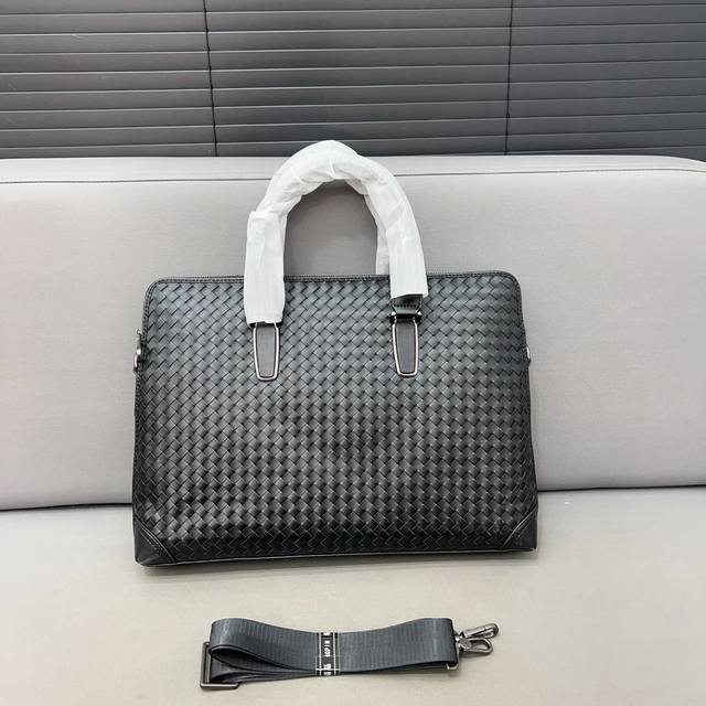 Bottega Veneta 葆蝶家 手工编织bv 男士公文包 手提斜挎包 采用精湛镶嵌细工，经典百搭 实物拍摄 原厂原版面料 配送防尘袋 38 X 2