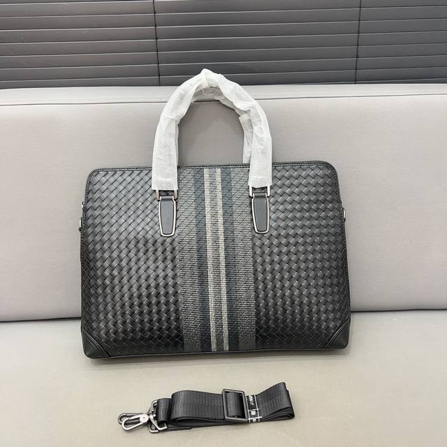 Bottega Veneta 葆蝶家 手工编织bv 男士公文包 手提斜挎包 采用精湛镶嵌细工，经典百搭 实物拍摄 原厂原版面料 配送防尘袋 38 X 2