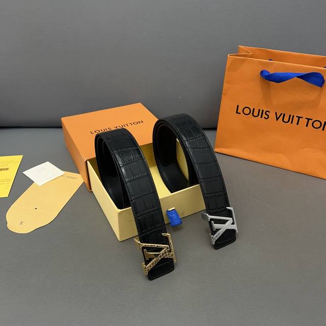 Louisvuitton 路易威登 钢扣 原单牛皮腰带 男士经典款皮带 时装搭配必备款 优质扣头 采用原厂牛皮带身 机械打孔 高品质全套包装 礼盒 礼袋