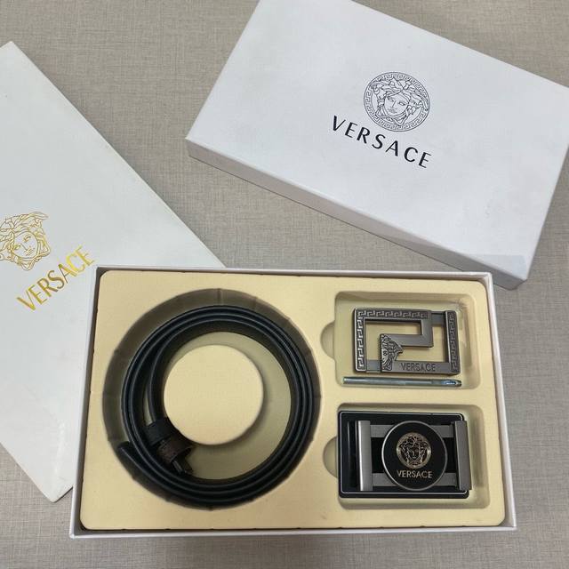 Versace精品款 【☆双扣礼盒套装 含礼盒】专柜有售 · 范思哲专柜在售正品 · 此款采用头层牛皮制作 · 走线油边细致 · 正品开模 · 搭配仿铜扣经久耐