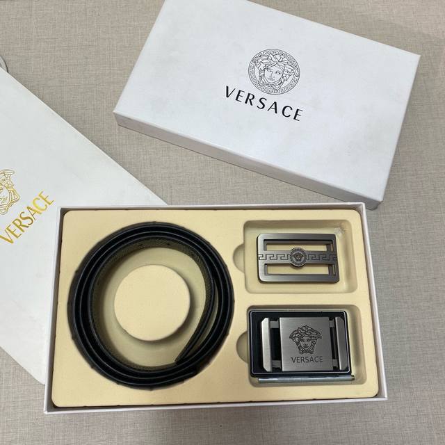 Versace精品款 【☆双扣礼盒套装 含礼盒】专柜有售 · 范思哲专柜在售正品 · 此款采用头层牛皮制作 · 走线油边细致 · 正品开模 · 搭配仿铜扣经久耐