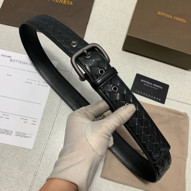 品牌： Bottega Veneta钢扣 等级：Bv原单私货.进口双面头层牛皮，专柜售、堪比正品！油边精致 电脑车线 手感柔软.实物拍摄无修饰 上身效果