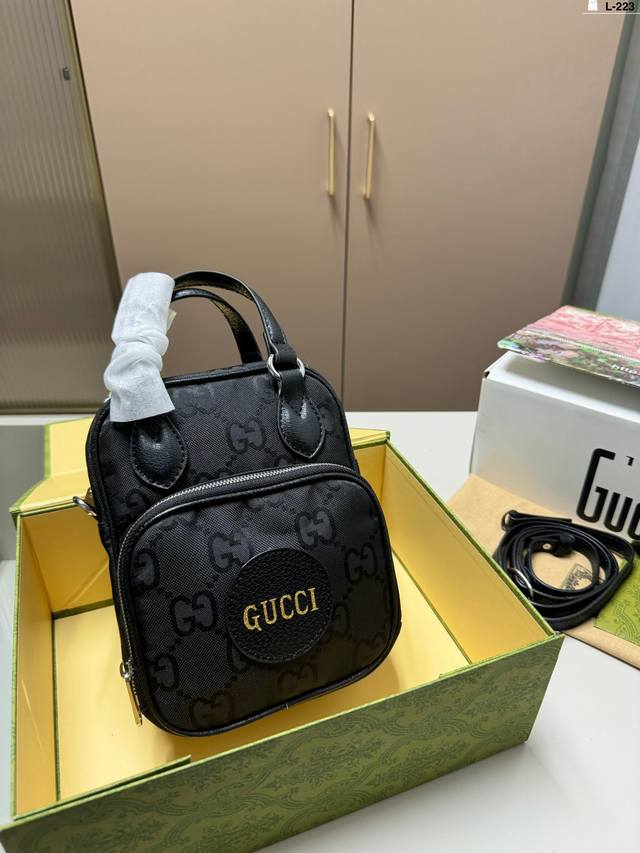 酷奇gucci 手拎包 日常休闲搭配的理想选择～ 实用又百搭，小小的身体大大的空间 非常适合放随身物品~ L-22尺寸26.6.