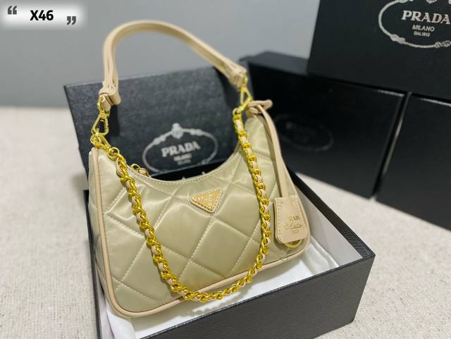 配盒 Size: 21*12Cm Prada Hobo 三合一 好看！ 复杂手工菱格车线图案，配有可拆卸铁琏，皮肩带可调节随时切