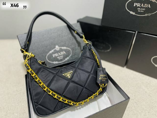 配盒 Size: 21*12Cm Prada Hobo 三合一 好看！ 复杂手工菱格车线图案，配有可拆卸铁琏，皮肩带可调节随时切