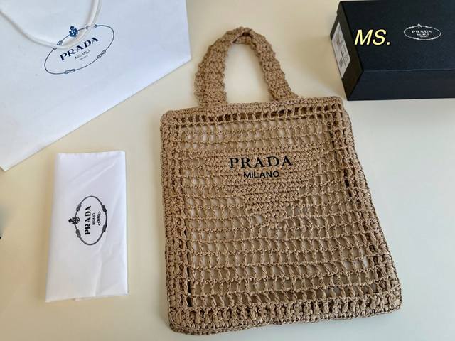 配盒 Size:35×40 Prada镂空托特包 高级时髦又精致的tote 超级适合度假旅游～ 轻便又简单，容量也很足