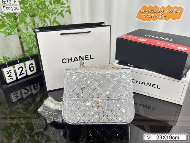 配全套包装 Size:23*19Cm 香奈儿chanel 双子星漆皮双肩包 实物太有趣了 满满的复古可爱感 颜色真有心情大好的活