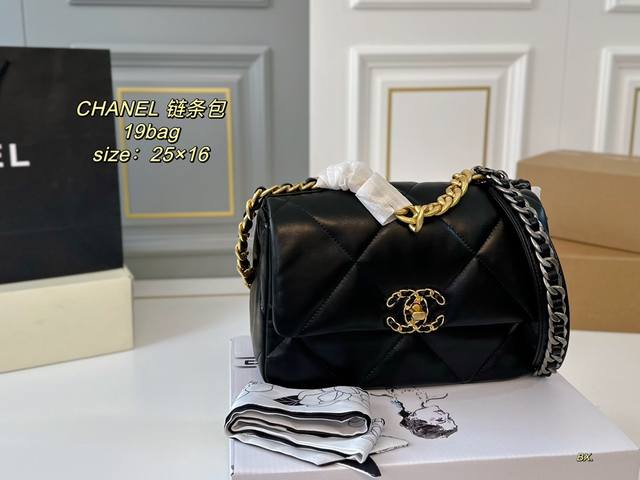 中号 折叠盒飞机盒 Size25×16 Chanel 香奈儿新款19Bag链条包 皮质细腻柔软，质感像云朵一样 皮穿金属肩带，款