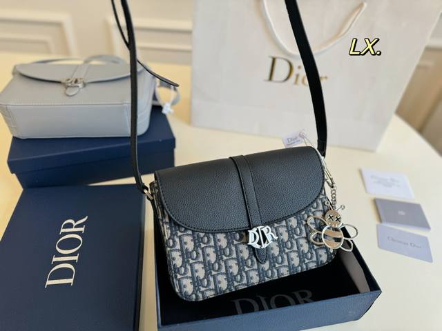 配盒 Size：23×16 Dior 迪奥邮差包 融入dior标志性元素 打造休闲时尚造型 通勤 日常逛街必备