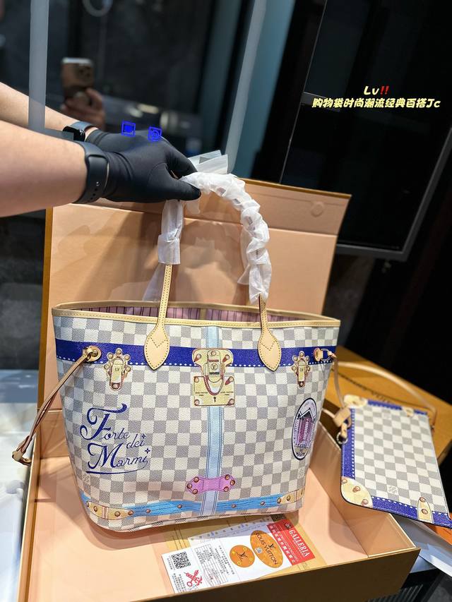 折叠礼盒 原单lv Neverfull 购物袋！入门级的款式哦！绝对的终身款！此物经典不言而喻！街拍和实用都是非常nb的选择！大家拿到后可以感受下，皮质