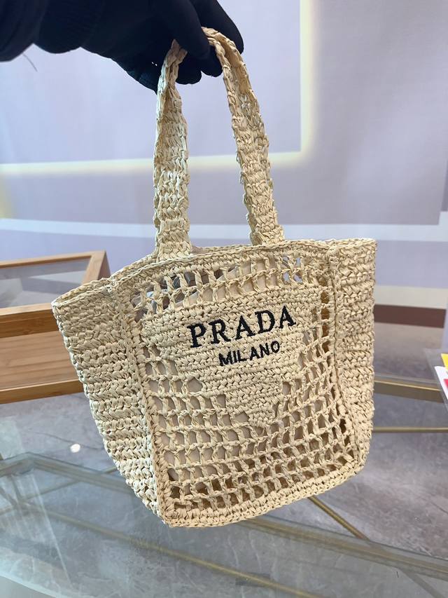 礼盒包装 Prada.普拉达 酒椰拉菲草编织购物袋 又一个爆款 刺绣logo哦、拉菲草坚韧牢固自重非常轻 颜值又高 宝妈 旅行很适合 超级实用款