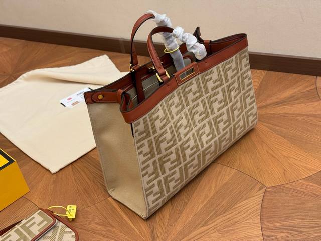 原版定制 尺寸：41*29Cm 芬迪 Fendi Peekabo 购物袋 经典的tote造型！ 但是这款最大的特点： 手