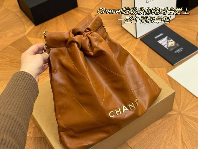 飞机盒 升级版 Size：36*36Cm 太好搭配了呜呜呜 Chanel 22Bag咖啡色更酷哦！ 升级后皮子摸着更舒服