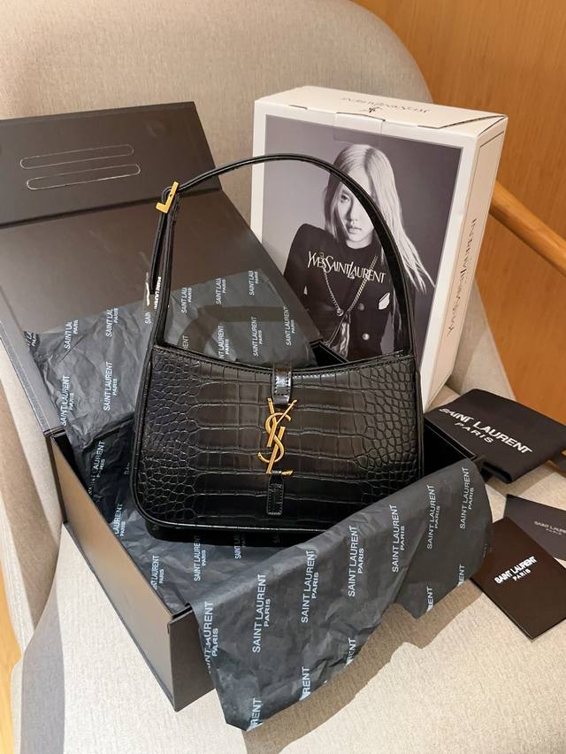 高版本 Ysl 圣罗兰 经典鳄鱼纹hobo腋下包 尺寸23Cm 礼盒包装飞机箱