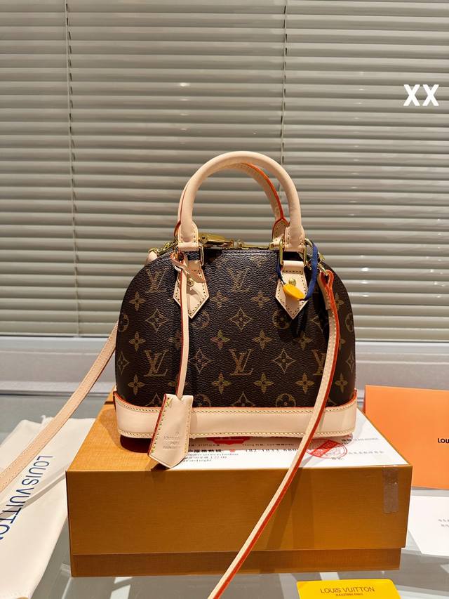 Lv Lv Alma Bb老花贝壳包 原版高品质 包包这款retiro 手袋以标志性的老花面料制成 经典永恒。优雅低调的外形设计和宽敞的包身更加入了实用性。使用