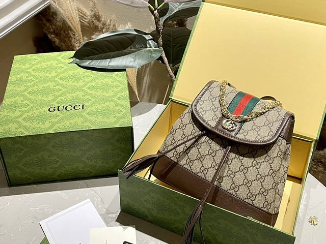 牛皮 折叠礼盒 Gucci 新品双肩包 原版品质！精工制作 Gucci/古奇 经典调配件 Gucci 古奇最新火款 注意！细节 这款购物袋 将标 - 点击图像关闭