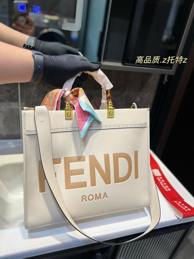 芬迪logo的托特包fendi Tote 好看又酷炫的芬迪包包，大logo的设计。 Fendi托特包“阳光手提袋玳瑁双手柄是整个包包最大焦点，单拧着就很有气场. - 点击图像关闭