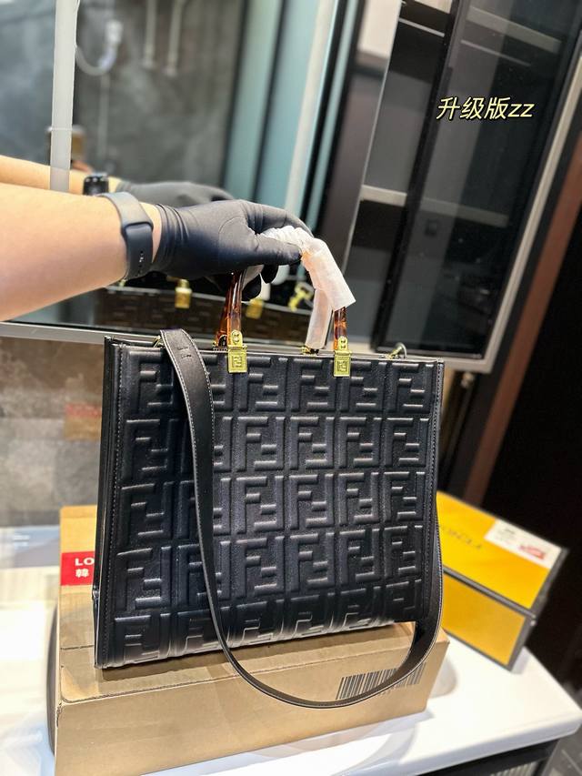 尺寸：35 30Cm F家 Fendi Peekabo 购物袋 经典的tote造型！托特包