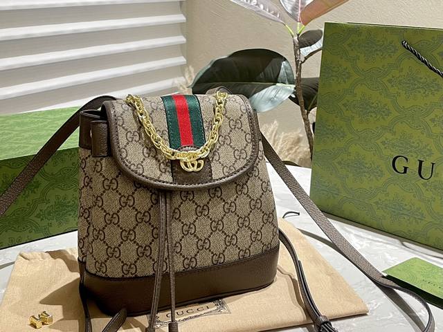 折叠礼盒 Gucci 新品双肩包 原版品质！精工制作 Gucci/古奇 经典调配件 Gucci 古奇最新火款 注意！细节 这款购物袋 将标志性图