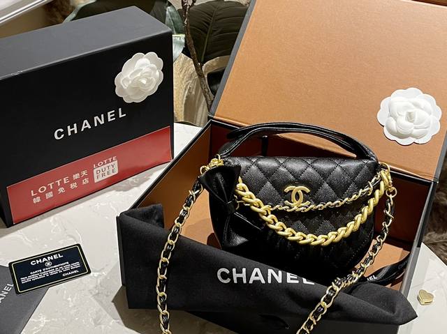 原单牛皮 Chanel 新出的呼啦圈超喜欢真的超喜欢 蝴蝶结设计满足我的所有对小香的幻想 容量没得说！配裙子和休闲都可以！ 还是