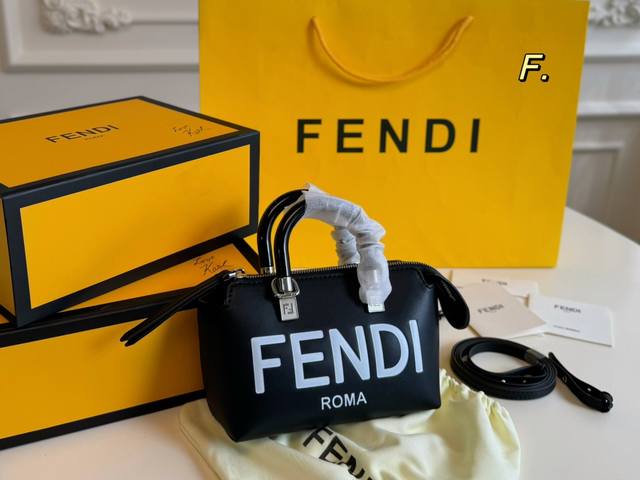 折叠盒 Size:17×12 Fendi 迷你玳瑁小手提包 配长肩带斜挎手提 玳瑁的精致感好甜呀～ 任何姐们都能轻松驾驭