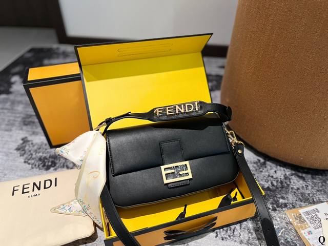 折叠盒 Fendi Baguette芬迪法棍包中号第一眼就觉得砸中了我。加上中号有一根较长的肩带，非常实用。装两个手机，钱包，钥匙，墨镜，口红，粉饼都毫