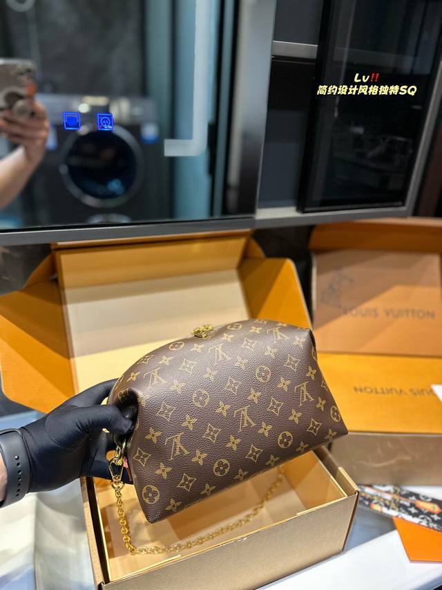 折叠飞机礼盒 Lv. Nice 化妆包 出行！超级方便！ 所有化妆品统统装下… 链条包 百搭哦 搜索 Lv 化妆包尺寸25*9*