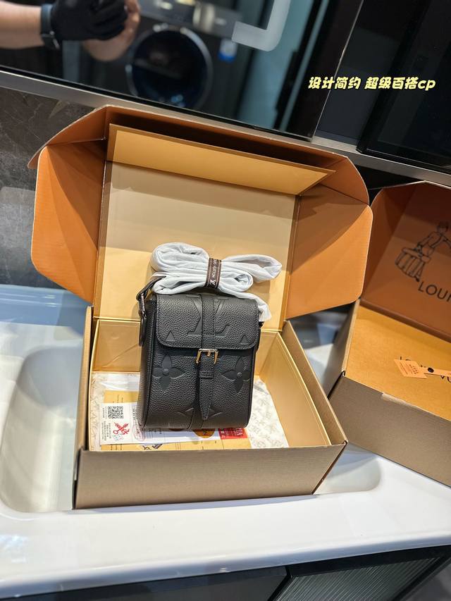 Louisvuitton 路易威登新款牛皮男包单肩斜挎包 采用精湛镶嵌细工 经典百搭 实物拍摄 原厂原版面料16# X 20 Cm。