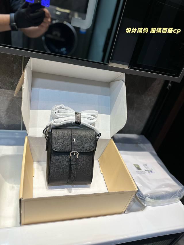 Montblanc 万宝龙新款牛皮男包单肩斜挎包 采用精湛镶嵌细工 经典百搭 实物拍摄 原厂原版面料 16# X 20 Cm。